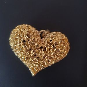 Heart necklace pendant with floral design